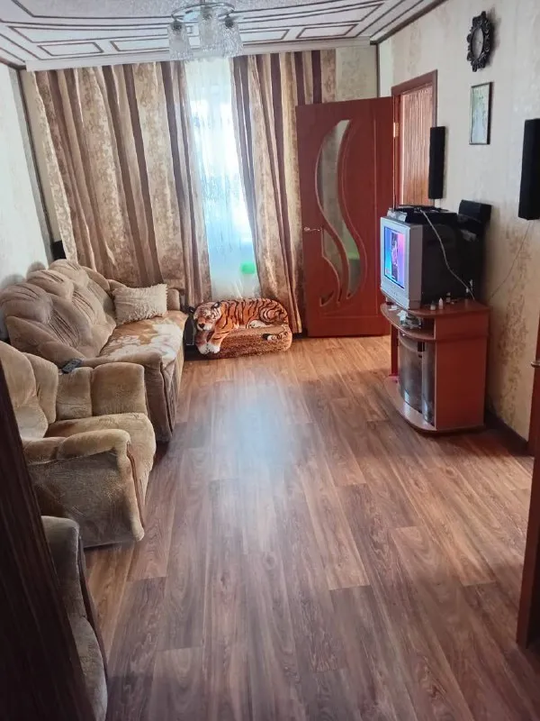 дом 69 м² с ремонтом и участком 6,5 сотки продается уютный жилой дом 69 м² в центре пгт пантелеймоновка, ясиноватского района. в доме 3 комнаты (2 спальни и гостиная), кухня, раздельный санузел, прихожая и подвал под кухней. отличное состояние ремонта — заходи и живи! участок 6,5 соток ( в собственности) с удачным месторасположением: рядом школа, детсад, магазины и транспорт (5–10 минут пешком). на территории есть место для постройки гаража или коммерческого объекта (магазина и др. ), что делает покупку выгодным вложением. дом отапливаемый, жилой, с удобной планировкой. подходит для комфортного проживания семьи и ведения хозяйства. +79615317531 - фотография - 2