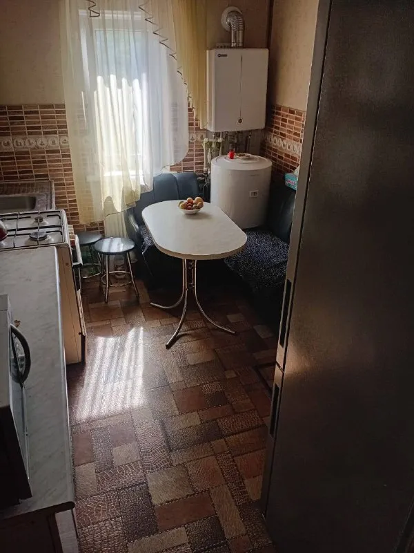 дом 69 м² с ремонтом и участком 6,5 сотки продается уютный жилой дом 69 м² в центре пгт пантелеймоновка, ясиноватского района. в доме 3 комнаты (2 спальни и гостиная), кухня, раздельный санузел, прихожая и подвал под кухней. отличное состояние ремонта — заходи и живи! участок 6,5 соток ( в собственности) с удачным месторасположением: рядом школа, детсад, магазины и транспорт (5–10 минут пешком). на территории есть место для постройки гаража или коммерческого объекта (магазина и др. ), что делает покупку выгодным вложением. дом отапливаемый, жилой, с удобной планировкой. подходит для комфортного проживания семьи и ведения хозяйства. +79615317531 - фотография - 4