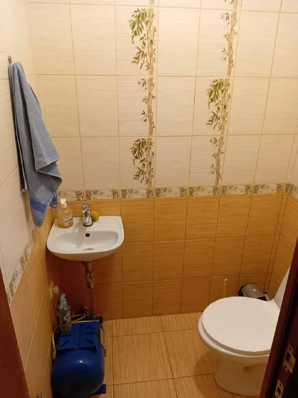 дом 69 м² с ремонтом и участком 6,5 сотки продается уютный жилой дом 69 м² в центре пгт пантелеймоновка, ясиноватского района. в доме 3 комнаты (2 спальни и гостиная), кухня, раздельный санузел, прихожая и подвал под кухней. отличное состояние ремонта — заходи и живи! участок 6,5 соток ( в собственности) с удачным месторасположением: рядом школа, детсад, магазины и транспорт (5–10 минут пешком). на территории есть место для постройки гаража или коммерческого объекта (магазина и др. ), что делает покупку выгодным вложением. дом отапливаемый, жилой, с удобной планировкой. подходит для комфортного проживания семьи и ведения хозяйства. +79615317531 - фотография - 5