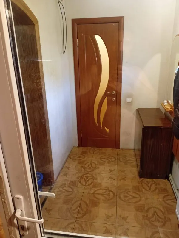 дом 69 м² с ремонтом и участком 6,5 сотки продается уютный жилой дом 69 м² в центре пгт пантелеймоновка, ясиноватского района. в доме 3 комнаты (2 спальни и гостиная), кухня, раздельный санузел, прихожая и подвал под кухней. отличное состояние ремонта — заходи и живи! участок 6,5 соток ( в собственности) с удачным месторасположением: рядом школа, детсад, магазины и транспорт (5–10 минут пешком). на территории есть место для постройки гаража или коммерческого объекта (магазина и др. ), что делает покупку выгодным вложением. дом отапливаемый, жилой, с удобной планировкой. подходит для комфортного проживания семьи и ведения хозяйства. +79615317531 - фотография - 6