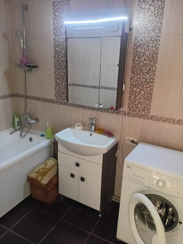 дом 69 м² с ремонтом и участком 6,5 сотки продается уютный жилой дом 69 м² в центре пгт пантелеймоновка, ясиноватского района. в доме 3 комнаты (2 спальни и гостиная), кухня, раздельный санузел, прихожая и подвал под кухней. отличное состояние ремонта — заходи и живи! участок 6,5 соток ( в собственности) с удачным месторасположением: рядом школа, детсад, магазины и транспорт (5–10 минут пешком). на территории есть место для постройки гаража или коммерческого объекта (магазина и др. ), что делает покупку выгодным вложением. дом отапливаемый, жилой, с удобной планировкой. подходит для комфортного проживания семьи и ведения хозяйства. +79615317531 - фотография - 7