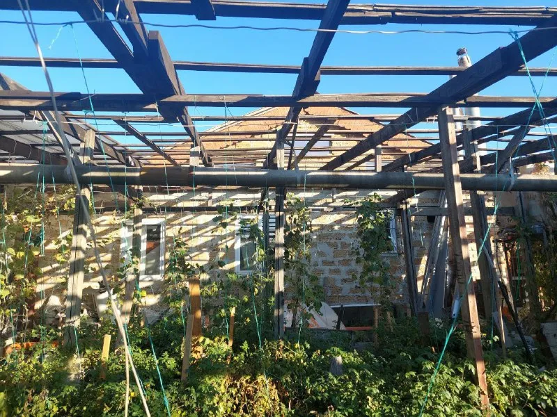 🅰️🅰️🅰️🅰️🅰️🅰️ продам  домостроение на участке 15сот 📍кировский район донецка район бассейна кировец два въезда на участок реконструировано 2014 г ✅ракушняк ✅дом без внутр. отделки 118м. 4 ком ✅большой гараж 7/15 м. баня, теплица ✅капитальные хозяйственные постройки ✅два погреба доп. фото и больше. информации по просьбе. ... ц. 4.5₽ с заинтересованным покупателем, договорюсь. .. +79494342068. не дозвонились пишите, наберу - фотография - 4