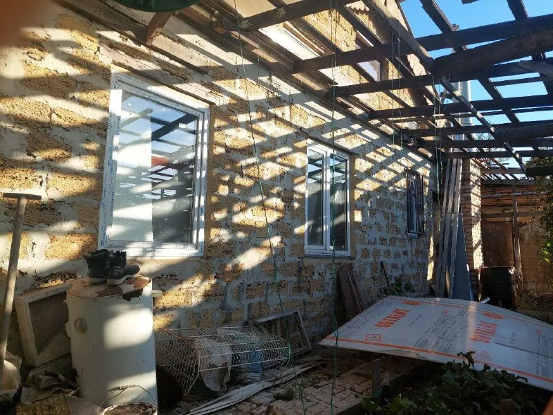 🅰️🅰️🅰️🅰️🅰️🅰️ продам  домостроение на участке 15сот 📍кировский район донецка район бассейна кировец два въезда на участок реконструировано 2014 г ✅ракушняк ✅дом без внутр. отделки 118м. 4 ком ✅большой гараж 7/15 м. баня, теплица ✅капитальные хозяйственные постройки ✅два погреба доп. фото и больше. информации по просьбе. ... ц. 4.5₽ с заинтересованным покупателем, договорюсь. .. +79494342068. не дозвонились пишите, наберу - фотография - 5