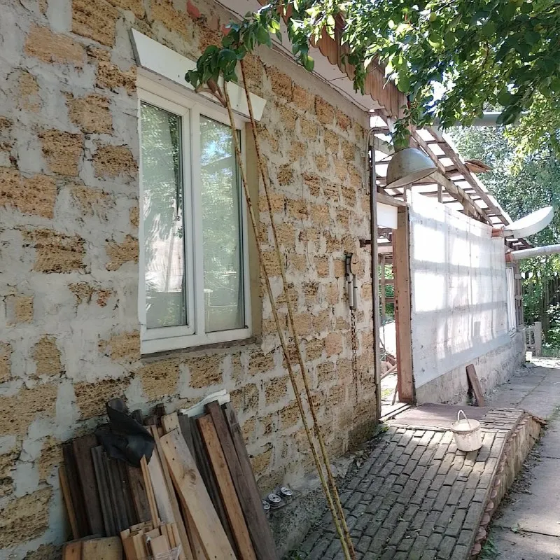 🅰️🅰️🅰️🅰️🅰️🅰️ продам  домостроение на участке 15сот 📍кировский район донецка район бассейна кировец два въезда на участок реконструировано 2014 г ✅ракушняк ✅дом без внутр. отделки 118м. 4 ком ✅большой гараж 7/15 м. баня, теплица ✅капитальные хозяйственные постройки ✅два погреба доп. фото и больше. информации по просьбе. ... ц. 4.5₽ с заинтересованным покупателем, договорюсь. .. +79494342068. не дозвонились пишите, наберу - фотография - 6