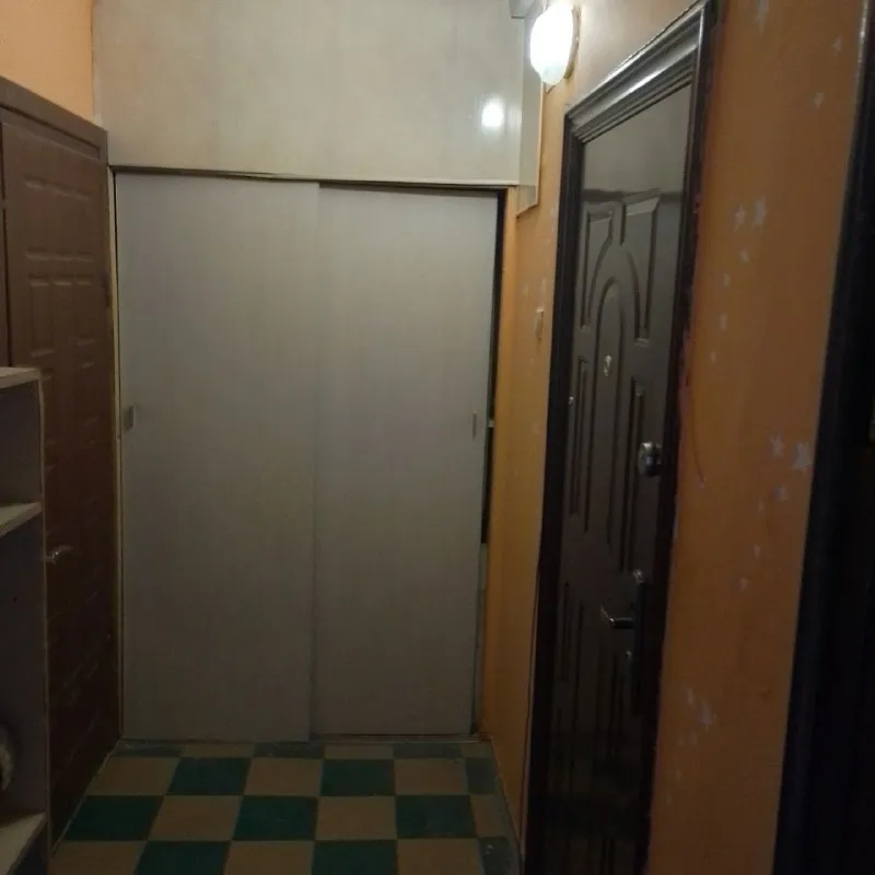 продам 2х комнатную квартиру 📍мкр-он текстильщик в кировском р-не донецка универсам "обжора" 7/9 эт. дома 47.7/30/7.4м ✅комнаты раздельно ✅с/у совмещён ✅лоджия ✅состояние хорошее все что на фото остаётся✅ квартира в росреестре, прописанных о, свободная цена. 4. 5.. . устроит кв. договоримся, ,,, о цене. .. 📍перспективное расположение для сдачи и удобное для проживания не дозвонились пишите, наберу +79494342068  с ув. собственник - фотография - 7