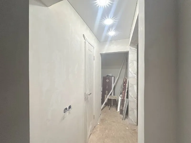 🅰️🅰️🅰️🅰️🅰️🅰️ продам 1-комнатную квартиру. квартира от собственника (агентства не беспокоить) 🌇г. макеевка, квартал химик 📍 📑документы в порядке, прописанных нет, все справки 0-ки по воде и т. д. предоставлю на сделке. ✅квартира в росреестре. ✅теплый пол, новая проводка, трубы, отопление, бак в полу на пол тонны с насосом (бесшумный) и многое другое по телефону расскажем или покажем по договоренности. ❗️продажа срочная. ✅делали для себя квартиру. 💰цена: 1 650 000 руб. 📲☎️+79497026075 вероника. # - фотография - 9