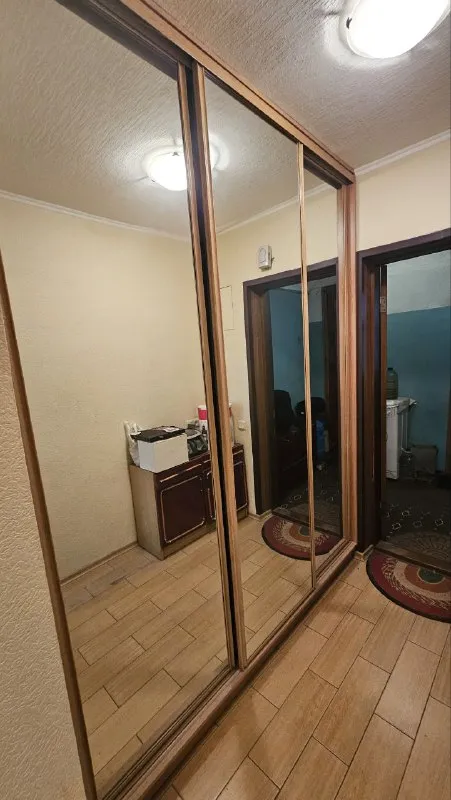 аренда 2-комнатной квартиры, ориентир донецк-сити/донуги тихий двор. по планировке гостиная-студия, спальная комната с балконом, большой совмещенный сан. узел с угловой ванной, прихожая с шкафом-купе. квартира полностью укомплектована мебелью и техникой и готова для заселения. арендная плата 25 000р, дополнительно к/у, залог. комиссия ан. +79493124599 (telegram, whatsapp) - наталья. с уважением "центр недвижимости мир". - фотография - 10