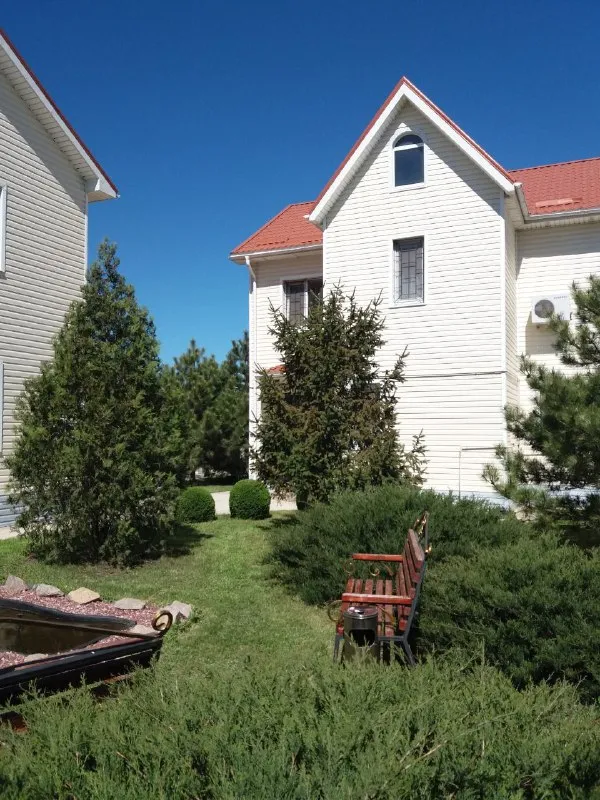 🅰️🅰️🅰️🅰️🅰️🅰️ 🅰️🅰️🅰️ продам жилой дом 140 м2 и гостевой дом 254 м2 (гостиница на 8 номеров) на одном... - фотография