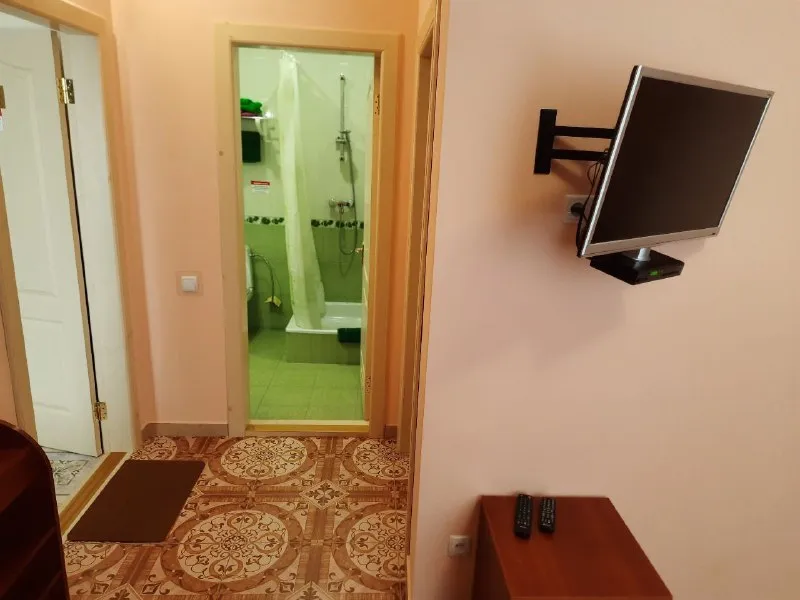 🅰️🅰️🅰️🅰️🅰️🅰️ 🅰️🅰️🅰️ продам жилой дом 140 м2 и гостевой дом 254 м2 (гостиница на 8 номеров) на одном участке в курортном городе приморск по ул. Суворова. Участок 18 соток. Документы готовы. Дома с хорошим ремонтом. Продаются с мебелью и всей техникой. Цена 29 млн. Руб. Тел. +7990-120-61-12 - фотография - 4