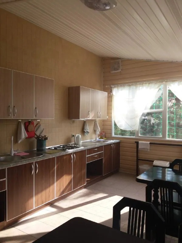 🅰️🅰️🅰️🅰️🅰️🅰️ 🅰️🅰️🅰️ продам жилой дом 140 м2 и гостевой дом 254 м2 (гостиница на 8 номеров) на одном участке в курортном городе приморск по ул. Суворова. Участок 18 соток. Документы готовы. Дома с хорошим ремонтом. Продаются с мебелью и всей техникой. Цена 29 млн. Руб. Тел. +7990-120-61-12 - фотография - 8