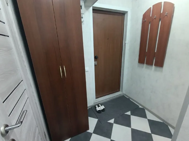 ‼️🔥сдам 1- комнатную квартиру в пролетарском районе г. донецка, улица щетинина, д.9 ✅этаж 5/9. ✅общая пл. 30 кв. м. ‼️☝️квартира только после ремонта, все новое: холодильник, кухонный гарнитур, вытяжка, индукционная печь, водонагревательный бак, сантехника, шкаф, комод, новый матрас. ‼️☝️вода по графику хорошим напором. ‼️отличное местоположение: рядом супермаркет молоко, автостанция, школа, детсад. квартира теплая, уютная, в светлых тонах. в тамбуре хорошие соседи. ‼️☝️сдаётся порядочным людям без животных. ✅стоимость аренды: 30000 + коммунальные услуги. залоговая сумма. ☎️для просмотра звоните: +79493454298; +79493758610 с ув. ан " квартал +" - фотография - 2