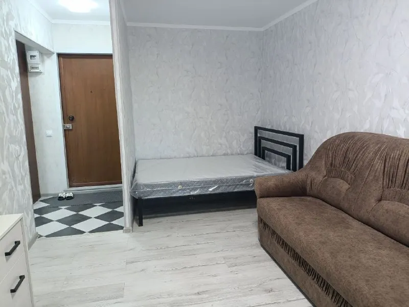 ‼️🔥сдам 1- комнатную квартиру в пролетарском районе г. донецка, улица щетинина, д.9 ✅этаж 5/9. ✅общая пл. 30 кв. м. ‼️☝️квартира только после ремонта, все новое: холодильник, кухонный гарнитур, вытяжка, индукционная печь, водонагревательный бак, сантехника, шкаф, комод, новый матрас. ‼️☝️вода по графику хорошим напором. ‼️отличное местоположение: рядом супермаркет молоко, автостанция, школа, детсад. квартира теплая, уютная, в светлых тонах. в тамбуре хорошие соседи. ‼️☝️сдаётся порядочным людям без животных. ✅стоимость аренды: 30000 + коммунальные услуги. залоговая сумма. ☎️для просмотра звоните: +79493454298; +79493758610 с ув. ан " квартал +" - фотография - 3