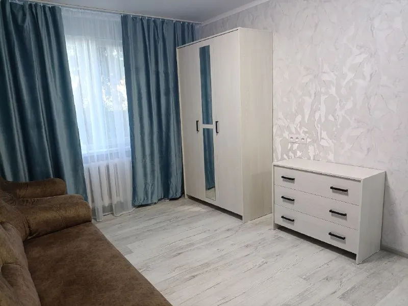 ‼️🔥сдам 1- комнатную квартиру в пролетарском районе г. донецка, улица щетинина, д.9 ✅этаж 5/9. ✅общая пл. 30 кв. м. ‼️☝️квартира только после ремонта, все новое: холодильник, кухонный гарнитур, вытяжка, индукционная печь, водонагревательный бак, сантехника, шкаф, комод, новый матрас. ‼️☝️вода по графику хорошим напором. ‼️отличное местоположение: рядом супермаркет молоко, автостанция, школа, детсад. квартира теплая, уютная, в светлых тонах. в тамбуре хорошие соседи. ‼️☝️сдаётся порядочным людям без животных. ✅стоимость аренды: 30000 + коммунальные услуги. залоговая сумма. ☎️для просмотра звоните: +79493454298; +79493758610 с ув. ан " квартал +" - фотография - 4