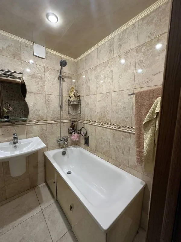 ‼️продажа! макеевка, галактика‼️ продажа! макеевка, батова. ориентир «галактика». 2х комнатная квартира, 50 кв метров, средний этаж. квартира с отличным качественным ремонтом! все делали для себя. автономное отопление! ( документы есть) вода идет по графику. бойлер. накопительный бак на 300 литров( система воды). поэтому вода будет всегда! при продаже останься вся мебель и бытовая техника, сантехника мировых брендов. отличное месторасположение. рядом супермаркет, транспортная остановка, в шаговой доступности галактика. документы готовы к сделке, долгов нет. один собственник, никто не прописан цена 5,800,000р! +79494181407 галина ан - фотография - 10