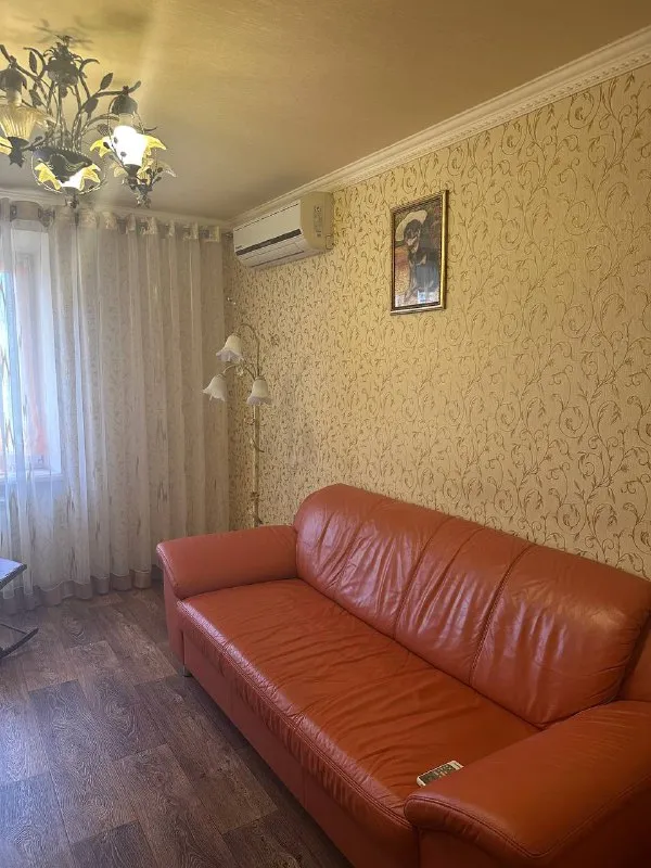 ‼️продажа! макеевка, галактика‼️ продажа! макеевка, батова. ориентир «галактика». 2х комнатная квартира, 50 кв метров, средний этаж. квартира с отличным качественным ремонтом! все делали для себя. автономное отопление! ( документы есть) вода идет по графику. бойлер. накопительный бак на 300 литров( система воды). поэтому вода будет всегда! при продаже останься вся мебель и бытовая техника, сантехника мировых брендов. отличное месторасположение. рядом супермаркет, транспортная остановка, в шаговой доступности галактика. документы готовы к сделке, долгов нет. один собственник, никто не прописан цена 5,800,000р! +79494181407 галина ан - фотография - 2