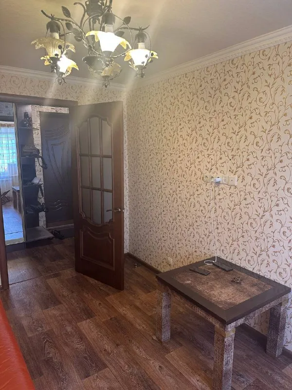 ‼️продажа! макеевка, галактика‼️ продажа! макеевка, батова. ориентир «галактика». 2х комнатная квартира, 50 кв метров, средний этаж. квартира с отличным качественным ремонтом! все делали для себя. автономное отопление! ( документы есть) вода идет по графику. бойлер. накопительный бак на 300 литров( система воды). поэтому вода будет всегда! при продаже останься вся мебель и бытовая техника, сантехника мировых брендов. отличное месторасположение. рядом супермаркет, транспортная остановка, в шаговой доступности галактика. документы готовы к сделке, долгов нет. один собственник, никто не прописан цена 5,800,000р! +79494181407 галина ан - фотография - 3