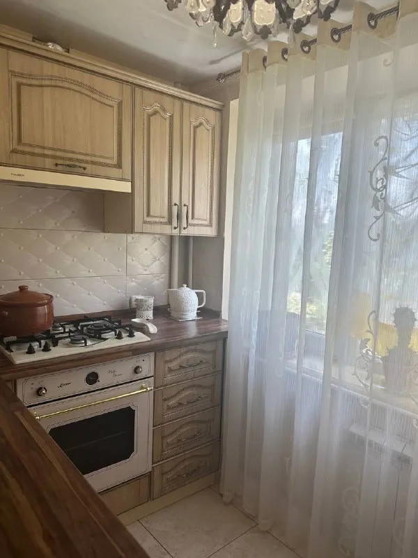 ‼️продажа! макеевка, галактика‼️ продажа! макеевка, батова. ориентир «галактика». 2х комнатная квартира, 50 кв метров, средний этаж. квартира с отличным качественным ремонтом! все делали для себя. автономное отопление! ( документы есть) вода идет по графику. бойлер. накопительный бак на 300 литров( система воды). поэтому вода будет всегда! при продаже останься вся мебель и бытовая техника, сантехника мировых брендов. отличное месторасположение. рядом супермаркет, транспортная остановка, в шаговой доступности галактика. документы готовы к сделке, долгов нет. один собственник, никто не прописан цена 5,800,000р! +79494181407 галина ан - фотография - 4