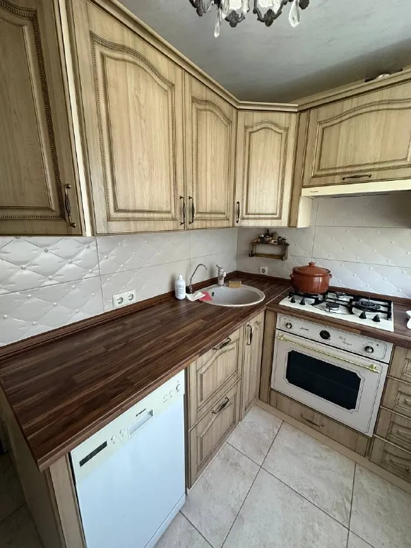 ‼️продажа! макеевка, галактика‼️ продажа! макеевка, батова. ориентир «галактика». 2х комнатная квартира, 50 кв метров, средний этаж. квартира с отличным качественным ремонтом! все делали для себя. автономное отопление! ( документы есть) вода идет по графику. бойлер. накопительный бак на 300 литров( система воды). поэтому вода будет всегда! при продаже останься вся мебель и бытовая техника, сантехника мировых брендов. отличное месторасположение. рядом супермаркет, транспортная остановка, в шаговой доступности галактика. документы готовы к сделке, долгов нет. один собственник, никто не прописан цена 5,800,000р! +79494181407 галина ан - фотография - 5