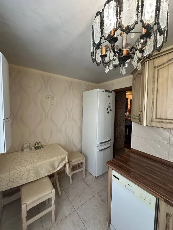 ‼️продажа! макеевка, галактика‼️ продажа! макеевка, батова. ориентир «галактика». 2х комнатная квартира, 50 кв метров, средний этаж. квартира с отличным качественным ремонтом! все делали для себя. автономное отопление! ( документы есть) вода идет по графику. бойлер. накопительный бак на 300 литров( система воды). поэтому вода будет всегда! при продаже останься вся мебель и бытовая техника, сантехника мировых брендов. отличное месторасположение. рядом супермаркет, транспортная остановка, в шаговой доступности галактика. документы готовы к сделке, долгов нет. один собственник, никто не прописан цена 5,800,000р! +79494181407 галина ан - фотография - 6