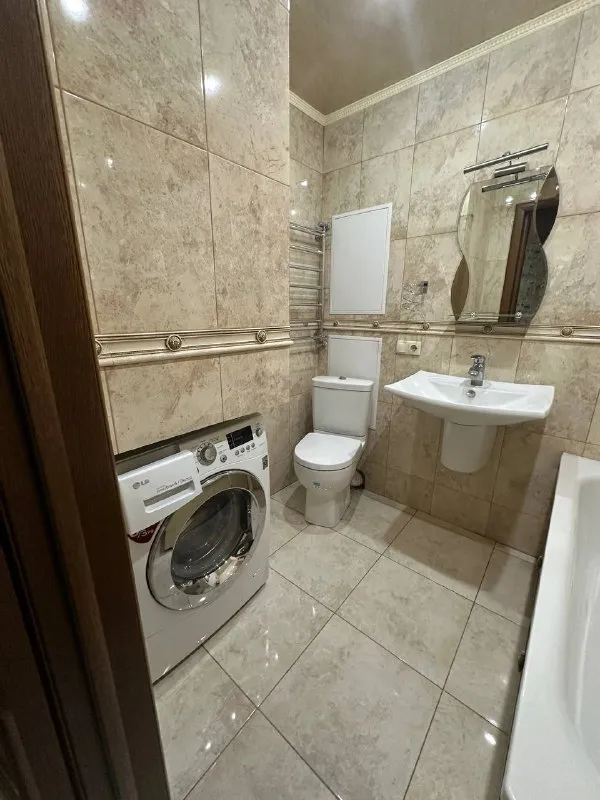 ‼️продажа! макеевка, галактика‼️ продажа! макеевка, батова. ориентир «галактика». 2х комнатная квартира, 50 кв метров, средний этаж. квартира с отличным качественным ремонтом! все делали для себя. автономное отопление! ( документы есть) вода идет по графику. бойлер. накопительный бак на 300 литров( система воды). поэтому вода будет всегда! при продаже останься вся мебель и бытовая техника, сантехника мировых брендов. отличное месторасположение. рядом супермаркет, транспортная остановка, в шаговой доступности галактика. документы готовы к сделке, долгов нет. один собственник, никто не прописан цена 5,800,000р! +79494181407 галина ан - фотография - 9