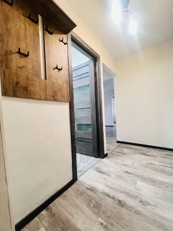 ‼️продажа квартиры‼️ 🏡продажа комнатная квартира кировский район 🗺г. донецк днр (семашко) ✅этажность–1/4 жилого дома ✅квартира с новым ремонтом (никто не жил) высокий цоколь 💦вода есть 🚘есть место для парковки автомобиля ✅рядом школа, детский садик, больница, рынок, остановка общественного транспорта ✅имеется два погреба 🔥собственник 💴цена: 3🍋900.000 ₽ ☎️+7(949) 369-83-63 📨подписаться - фотография - 2