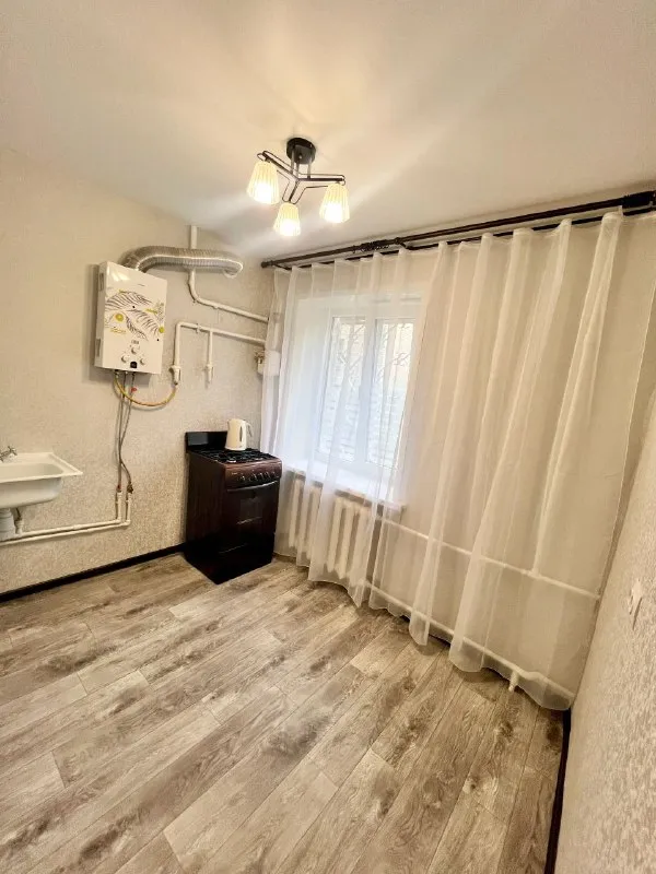 ‼️продажа квартиры‼️ 🏡продажа комнатная квартира кировский район 🗺г. донецк днр (семашко) ✅этажность–1/4 жилого дома ✅квартира с новым ремонтом (никто не жил) высокий цоколь 💦вода есть 🚘есть место для парковки автомобиля ✅рядом школа, детский садик, больница, рынок, остановка общественного транспорта ✅имеется два погреба 🔥собственник 💴цена: 3🍋900.000 ₽ ☎️+7(949) 369-83-63 📨подписаться - фотография - 4