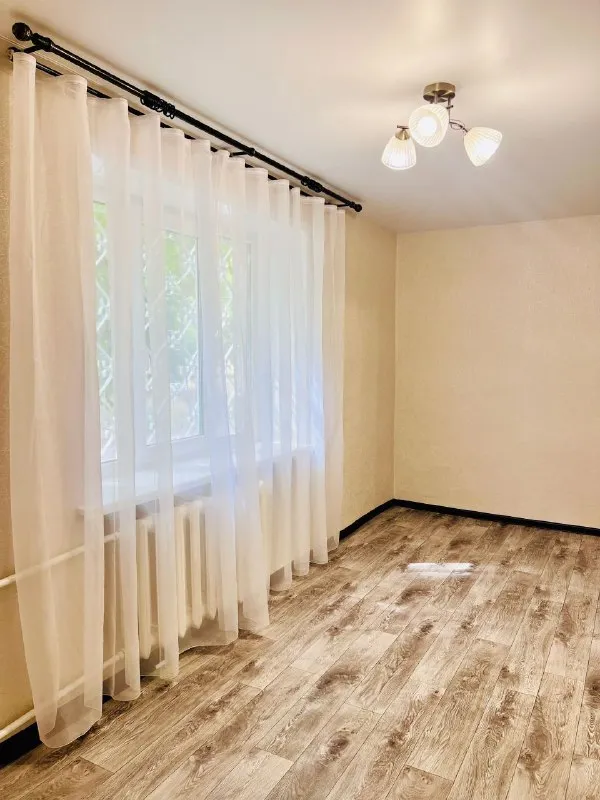 ‼️продажа квартиры‼️ 🏡продажа комнатная квартира кировский район 🗺г. донецк днр (семашко) ✅этажность–1/4 жилого дома ✅квартира с новым ремонтом (никто не жил) высокий цоколь 💦вода есть 🚘есть место для парковки автомобиля ✅рядом школа, детский садик, больница, рынок, остановка общественного транспорта ✅имеется два погреба 🔥собственник 💴цена: 3🍋900.000 ₽ ☎️+7(949) 369-83-63 📨подписаться - фотография - 5