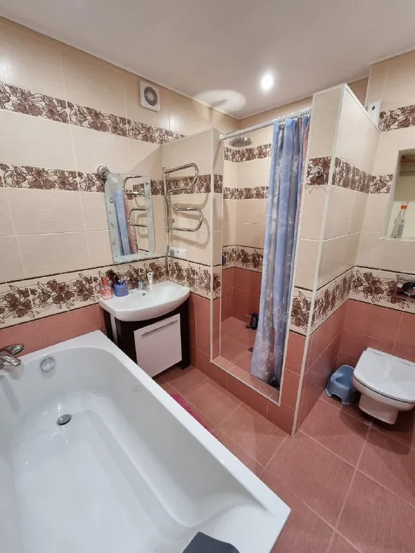 ⚡недвижимость днр⚡ ‼️продажа квартиры‼️ 🏡продажа комнатная квартира калининский р-н 🗺г. донецк днр 📍ориентир: магазин визон ✅этажность–1/3 жилого дома ✅общая площадь–66.5 м2 гостиная совмещена с кухней 19.5 м2, высокие потолки ✅в квартире установлено автономное отопление три комнаты изолированные, санузел совмещённый ✅в наличии посудомоечная и стиральная машины жилое состояние ✅вода идёт вся инфраструктура в шаговой доступности: магазины, больница, детский садик, школа, кафе 🧾документы готовы 🔥собственник 💴цена: 10🍋500.000 руб. ‼️торг ☎️+7(949) 617-59-20 📨подписаться - фотография - 8