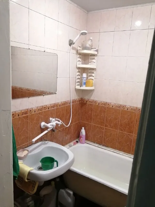 ⚡недвижимость днр⚡ ‼️продажа квартиры‼️ 🏡продаётся комнатная квартира киевский район 🗺г. донецк днр 📍ориентир: 5-й участок, ул. лавренева ✅этажность–2/3 жилого дома ✅общая площадь–68.7 м2 ✅жилое состояние жилое три раздельные комнаты, два балкона, раздельный санузел, потолки высотой 3 м 🧑‍🔧установлены новые радиаторы отопления ✅рядом школа, детский сад, магазины, остановка общественного транспорта 🧾документы готовы 🔥собственник 💴цена: 4🍋200.000 рублей ☎️+7(949) 356-01-85 📨подписаться - фотография - 2