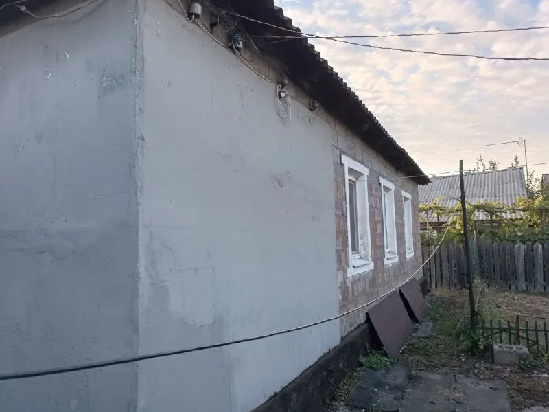 ⚡недвижимость днр⚡ ‼️продажа дома‼️ 🏡продается дом📍г. донецк днр🗺пролетарский район ✅общая площадь–76.4 м2 🏡дом шлакоблочный, фундамент высокий газифицирован, двухконтурный газовый котёл, пластиковые окна, частично утеплены стены, вода, санузел в доме, сливная яма, гараж, хоз постройки 🧾документы готовы 🔥собственник 💴цена: 4🍋500.000 руб ☎️+7(949) 342-02-37 📨подписаться - фотография - 4