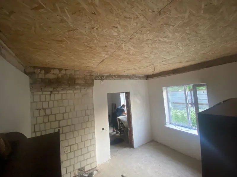 ⚡недвижимость днр⚡ ‼️продажа дома‼️ 🏡продажа дома🗺г. донецк днр киевский район 📍ориентир: остановка благоева ✅общая площадь–54 м2 🏡дом в стадии ремонта утеплённый, новая крыша перекрыта в этом году ✅новые забор и ворота внутри произведена стяжка полов, пластиковые окна, стены готовы под отделочный материал, новая проводка ✅ванная, туалет в доме на территории есть место под гараж свет, вода всё подключено 🔥собственник 💴цена: 2🍋850.000 ₽ ☎️+7(949) 389-96-74; ☎️+7(949) 389-96-75; недвижимость днр - фотография - 6