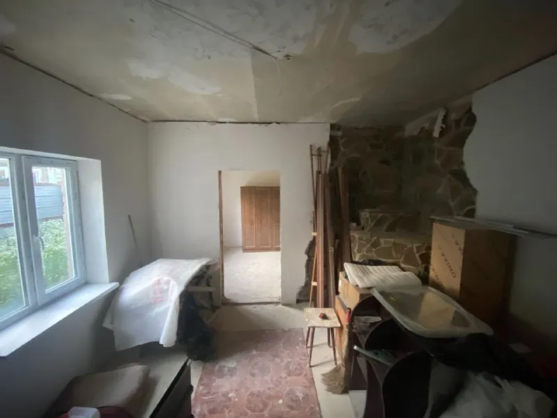 ⚡недвижимость днр⚡ ‼️продажа дома‼️ 🏡продажа дома🗺г. донецк днр киевский район 📍ориентир: остановка благоева ✅общая площадь–54 м2 🏡дом в стадии ремонта утеплённый, новая крыша перекрыта в этом году ✅новые забор и ворота внутри произведена стяжка полов, пластиковые окна, стены готовы под отделочный материал, новая проводка ✅ванная, туалет в доме на территории есть место под гараж свет, вода всё подключено 🔥собственник 💴цена: 2🍋850.000 ₽ ☎️+7(949) 389-96-74; ☎️+7(949) 389-96-75; недвижимость днр - фотография - 7