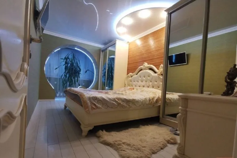 ⚡недвижимость днр⚡ 🏡продажа комн. квартира 🗺г. макеевка днр мкр-н зелёный ✅этажность–4/9 ✅площадь квартиры–65 м2 ✅качественный ремонт с заменой всех коммуникаций мебель, резервуар для воды на 320 л ✅кухня - дерево своя колясочная, подвал и гараж возле подъезда ✅в шаговой доступности школа и детский сад 🔥собственник 💴цена: 6🍋900.000 рублей ☎️+7(949) 300-38-83 📨подписаться - фотография - 3