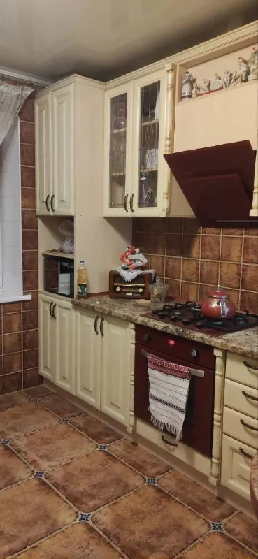 ⚡недвижимость днр⚡ 🏡продажа комн. квартира 🗺г. макеевка днр мкр-н зелёный ✅этажность–4/9 ✅площадь квартиры–65 м2 ✅качественный ремонт с заменой всех коммуникаций мебель, резервуар для воды на 320 л ✅кухня - дерево своя колясочная, подвал и гараж возле подъезда ✅в шаговой доступности школа и детский сад 🔥собственник 💴цена: 6🍋900.000 рублей ☎️+7(949) 300-38-83 📨подписаться - фотография - 4