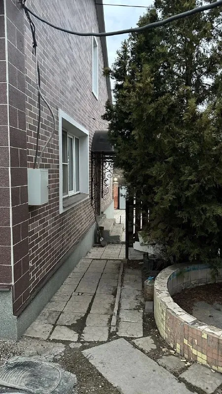 ⚡недвижимость днр⚡ ‼️продажа дома‼️ 🏡продается дом🗺г. донецк днр будённовский район 📍ориентир: буденновская автостанция ✅в доме три раздельные комнаты, кухня, прихожая и большой каминный зал. ✅отопление электрический и угольный котел ✅вода по графику, есть накопительный бак ✅в этом году выполнено утепление и отделка фасада плиткой амк ✅две сплит-системы мебель остаётся на территории приусадебный участник, плодовые деревья, виноград ✅беседка, баня новая, два гаража двор выложен плиткой 🔥собственник 💴цена: 11🍋000.000 ₽ ☎️+7(949) 304-68-31 📨подписаться - фотография - 2