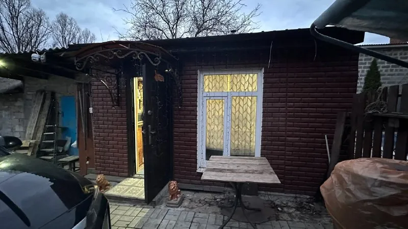 ⚡недвижимость днр⚡ ‼️продажа дома‼️ 🏡продается дом🗺г. донецк днр будённовский район 📍ориентир: буденновская автостанция ✅в доме три раздельные комнаты, кухня, прихожая и большой каминный зал. ✅отопление электрический и угольный котел ✅вода по графику, есть накопительный бак ✅в этом году выполнено утепление и отделка фасада плиткой амк ✅две сплит-системы мебель остаётся на территории приусадебный участник, плодовые деревья, виноград ✅беседка, баня новая, два гаража двор выложен плиткой 🔥собственник 💴цена: 11🍋000.000 ₽ ☎️+7(949) 304-68-31 📨подписаться - фотография - 3