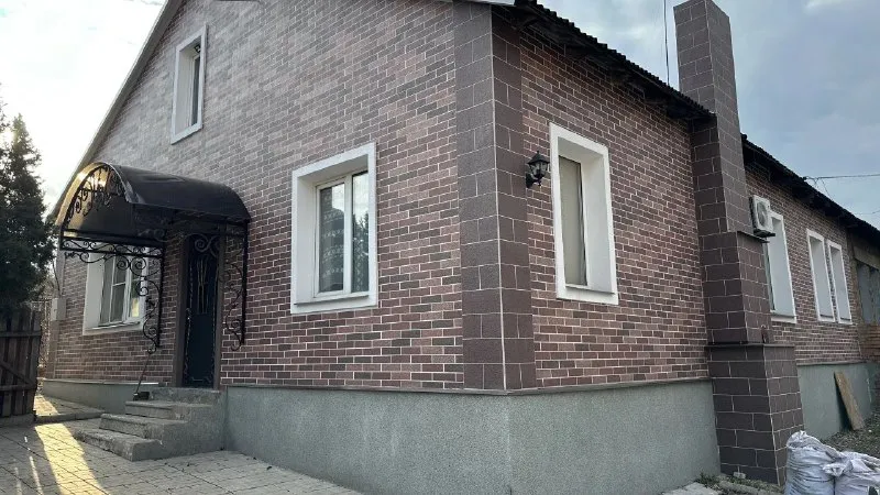 ⚡недвижимость днр⚡ ‼️продажа дома‼️ 🏡продается дом🗺г. донецк днр будённовский район 📍ориентир: буденновская автостанция ✅в доме три раздельные комнаты, кухня, прихожая и большой каминный зал. ✅отопление электрический и угольный котел ✅вода по графику, есть накопительный бак ✅в этом году выполнено утепление и отделка фасада плиткой амк ✅две сплит-системы мебель остаётся на территории приусадебный участник, плодовые деревья, виноград ✅беседка, баня новая, два гаража двор выложен плиткой 🔥собственник 💴цена: 11🍋000.000 ₽ ☎️+7(949) 304-68-31 📨подписаться - фотография - 4