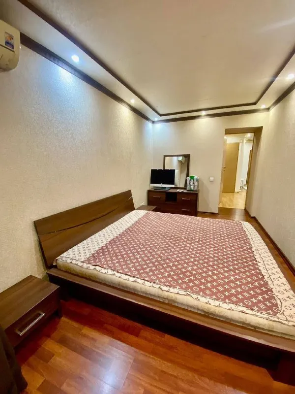 ⚡недвижимость донецк днр⚡ ‼️продажа квартиры‼️ 🏡продажа трехкомнатная квартира 🗺г. донецк днр ворошиловский район ул. 25 лет ркка 5 🌇центр города донецка ✅этажность–2/9 жилого дома ✅описание: - большой двор с детской площадкой и парковочными местами под авто - в шаговой доступности школы, детские сады, секции, магазины, общественный транспорт, больница, церковь - фотография - 2