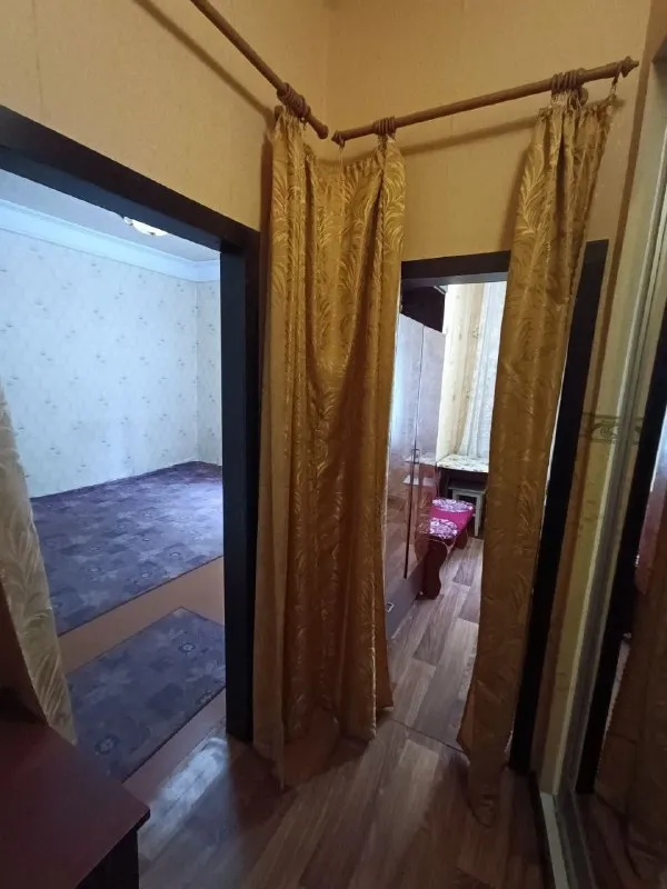 продам однокомнатную квартиру 🌇г. макеевка, ул. депутатская. 📍 ✅сталинка, квартира  29.5 м2. ✅пластиковые окна ✅ пластиковые трубы ✅ 2/4 этаж ⛽ газовая колонка ✅ высокие потолки ✅ мебель остается ✅ металлические двери ✅рядом остановка, магазины, школа, садик 💰цена 1.8 млн. ₽ торг 📲☎+7949-416-89-33 евгений ан терем подписаться | дать объявление - фотография - 3