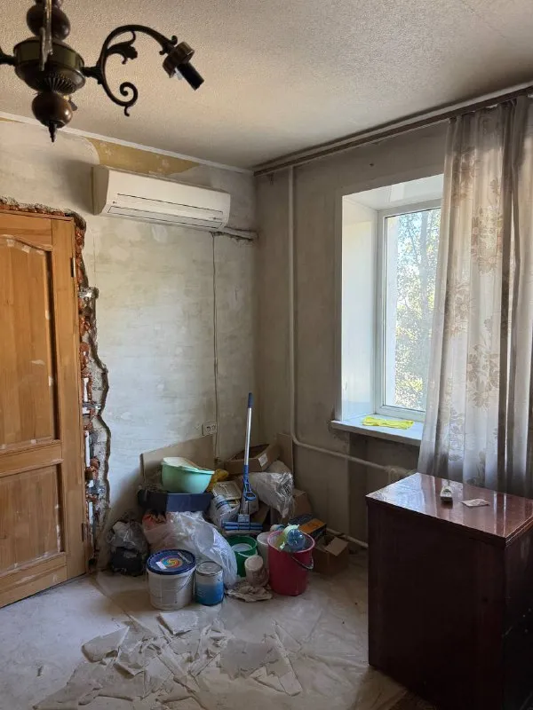 продам 2 ком квартиру буденновский район ул кедрина 14 2/9 этаж общая площадь 48м2 вода круглосуточно !!! отличное месторасположение рядом рынки, садики, школы, магазины две раздельные комнаты, ванна и балкон -сделан ремонт кондиционер, машинка автомат, шкафы, кровать в квартире все остаётся документы готовы 4 000 000₽ +79494113097 алина @as_01vva telegram - фотография - 2