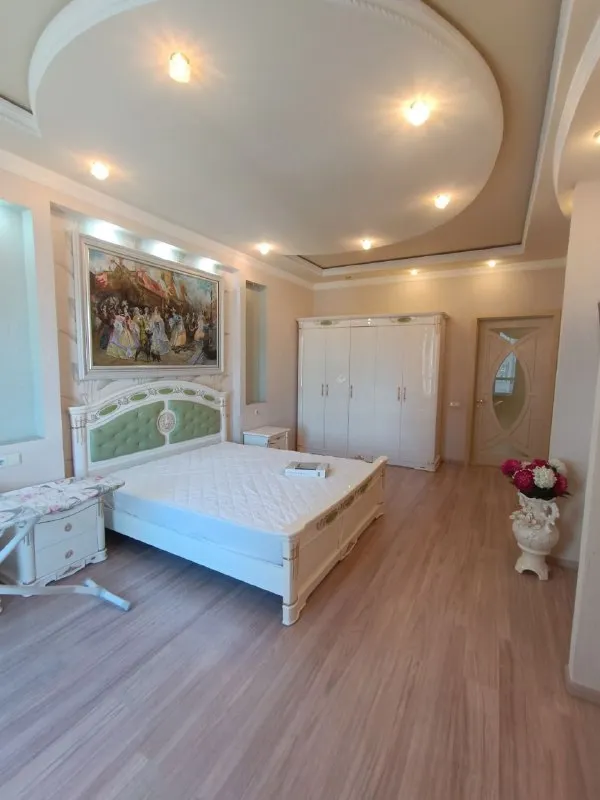 в продаже эксклюзивная трёхкомнатная квартира❗️ 🌇г. донецк, ул. постышева. рядом площадь ленина. 📍 ✅площадь квартиры 130 м2. ✅хорошее место расположения. 📑документы готовы к сделке. ✅пластиковые окна 👍 шикарный ремонт ✅консьерж круглосуточно - фотография - 5