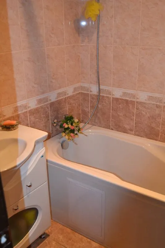 продам 3х комнатную квартиру 🌇в центре донецка калининский район - ильича 📍 📍лучшая локация города ✅очень удобное расположение, рядом набережная 💦вода по графику ✅комнаты раздельные ✅этаж 3/5 ✅в квартире сделан качественный ремонт ✅уста. .. ет 💰цена 6.000.000 ₽ реальному клиенту реальный торг ‼️ 👁показ в любое время 📲☎️+79496455686 📲☎️+79495059339 подписаться | дать объявление - фотография - 7