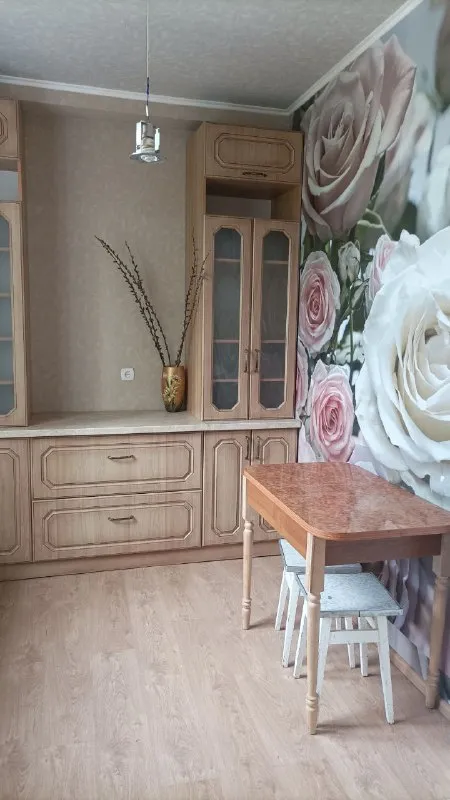 сдам квартиру. от хозяина. трехкомнатная квартира 🌇кв. п. восточный г. макеевка📍 ✅в хорошем состоянии, вся необходимая мебель и техника есть. 💦вода круглосуточно. 💰стоимость 40 000₽ + к/у. 📲☎️+7-949-391-70-93 📲☎️+7-949-081-64-57 оксана подписаться  |  дать объявление - фотография - 4