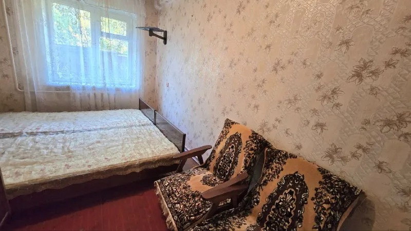 продаю, 3х ком квартиру за 2.8 млн. рублей в донецке! 3х комнатная квартира, общей площадью 56 м² и кухней 8 м² расположена на 1м этаже, 5 ти этажного дома в г. донецке, пролетарский район, ул. дудинская фото соответствует! документы в порядке, собственник в городе, прописанных, долгов нет! звоните +7949 451 3060, александр топ риелтор днр или пишите в телеграм @toprieltordnr, отвечу на все вопросы! - фотография - 3