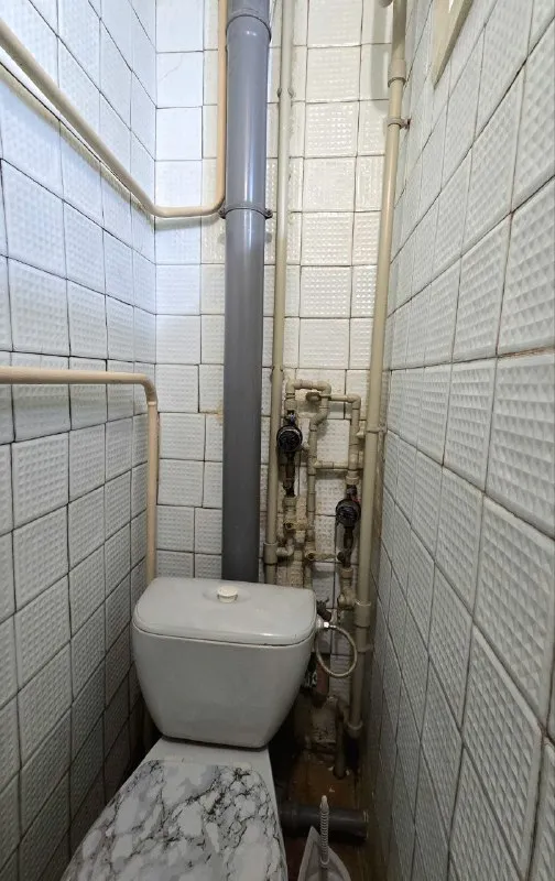 продаю, 3х ком квартиру за 2.8 млн. рублей в донецке! 3х комнатная квартира, общей площадью 56 м² и кухней 8 м² расположена на 1м этаже, 5 ти этажного дома в г. донецке, пролетарский район, ул. дудинская фото соответствует! документы в порядке, собственник в городе, прописанных, долгов нет! звоните +7949 451 3060, александр топ риелтор днр или пишите в телеграм @toprieltordnr, отвечу на все вопросы! - фотография - 5