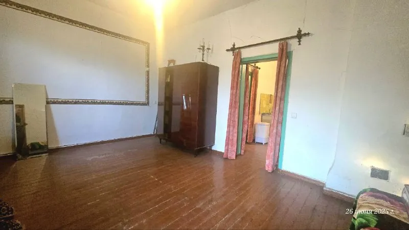 продаю, 2х комнатный дом 47 м² за макеевской " галактикой ", цена 850 000 рублей, без торга г макеевка, кировский район, ул колонии марии, до "галактики" 1500 метров дом жилой, общей площадью 47 м², просторная кухня ( студия) 13 м², огромная комната 23 м², санузел в доме, душевая кабина, вода в дом проведена, печное отопление, газ по забору, высота потолков 3 м, участок земли 5 соток, земля не приватизированная, выход со двора на две улицы звоните+7949 451 3060 или пишите в телеграм с радостью отвечу на все вопросы! - фотография - 2