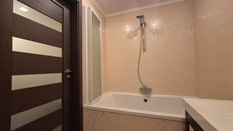 продаю, (6.2 млн) 3х комнатную квартиру (66 м²) с ✅ремонтом, ✅мебелью, ✅техникой! цена: ☝️6.2 млн + хороший торг! 🌍г. донецк, пр киевский 55 б, ориентир : шт. засядько, ул. полиграфическая квартира расположена на☝️ 3м этаже в 9ти этажном доме 📸фото соответствует! ☝️в квартире сделан, качественный ремонт! ✅санузел совмещённый в современном кафеле с хорошей сантехникой ✅ комнаты, раздельные! ✅ застеклённый балкон и лоджия ☎️+7949 451 3060 александр, топ риелтор днр! звоните или пишите в телеграм @toprieltordnr - фотография - 2