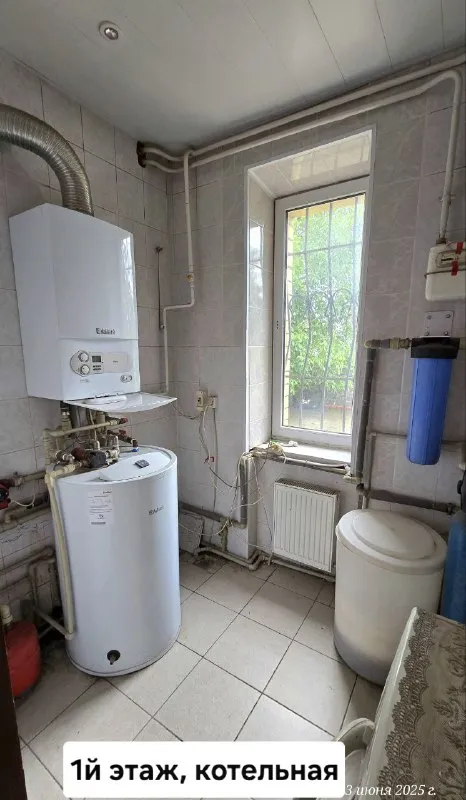 продаю, 2 🏡дома= 225м² и 75м², ☝️"премиум" сегмента на участке земли 9 соток! цена: 14 млн за 2 дома ! месторасположение: 🌍донецк, куйбышевский район, ул. краснознамённая дом 225 м² в три уровня! 1 этаж: холл=21 м², гостиная = 38м², кухня= 17м², котельная, щитовая, санузел. 2 этаж: 1 комната =18 м², 2 комната= 19.5 м², 3я комната= 35м² 3й этаж: мансарда = 44 м², дом 75м²: кухня=16 м², санузел=7 м², холл= 11 м², 1 комната= 14.5, 2 я комната= 12 м², 3я комната= 9.5 м²! двор облагороженный, фемка, забор из кирпича по периметру, много зелёных насаждений, цветов! есть место для авто, вольер для собаки, хоз постройки! фото 📸, соответствует! ☎️ +7949 451 3060, александр топ риелтор днр! звоните или пишите в телеграм, @toprieltordnr - фотография - 10