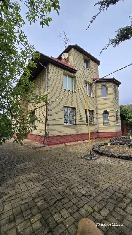 продаю, 2 🏡дома= 225м² и 75м², ☝️"премиум" сегмента на участке земли 9 соток! цена: 14 млн за 2 дома ! месторасположение: 🌍донецк, куйбышевский район, ул. краснознамённая дом 225 м² в три уровня! 1 этаж: холл=21 м², гостиная = 38м², кухня= 17м², котельная, щитовая, санузел. 2 этаж: 1 комната =18 м², 2 комната= 19.5 м², 3я комната= 35м² 3й этаж: мансарда = 44 м², дом 75м²: кухня=16 м², санузел=7 м², холл= 11 м², 1 комната= 14.5, 2 я комната= 12 м², 3я комната= 9.5 м²! двор облагороженный, фемка, забор из кирпича по периметру, много зелёных насаждений, цветов! есть место для авто, вольер для собаки, хоз постройки! фото 📸, соответствует! ☎️ +7949 451 3060, александр топ риелтор днр! звоните или пишите в телеграм, @toprieltordnr - фотография - 2