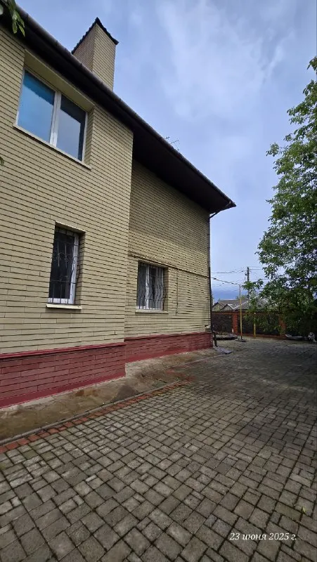 продаю, 2 🏡дома= 225м² и 75м², ☝️"премиум" сегмента на участке земли 9 соток! цена: 14 млн за 2 дома ! месторасположение: 🌍донецк, куйбышевский район, ул. краснознамённая дом 225 м² в три уровня! 1 этаж: холл=21 м², гостиная = 38м², кухня= 17м², котельная, щитовая, санузел. 2 этаж: 1 комната =18 м², 2 комната= 19.5 м², 3я комната= 35м² 3й этаж: мансарда = 44 м², дом 75м²: кухня=16 м², санузел=7 м², холл= 11 м², 1 комната= 14.5, 2 я комната= 12 м², 3я комната= 9.5 м²! двор облагороженный, фемка, забор из кирпича по периметру, много зелёных насаждений, цветов! есть место для авто, вольер для собаки, хоз постройки! фото 📸, соответствует! ☎️ +7949 451 3060, александр топ риелтор днр! звоните или пишите в телеграм, @toprieltordnr - фотография - 3